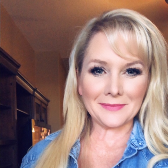 Meet your Posher, Jennifer - Picture 1 of 1